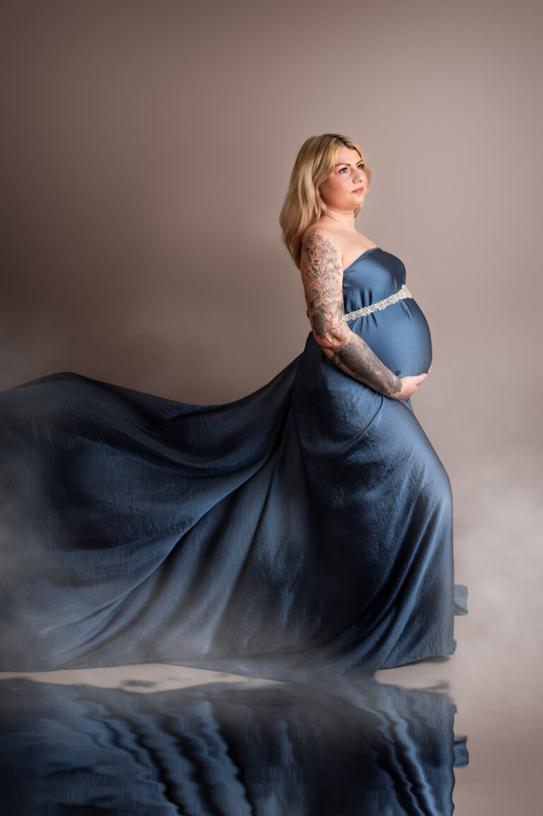 Schwangerschaftsshooting tiefes Blau verleiht der Schwangeren ein sehr edles Outfit