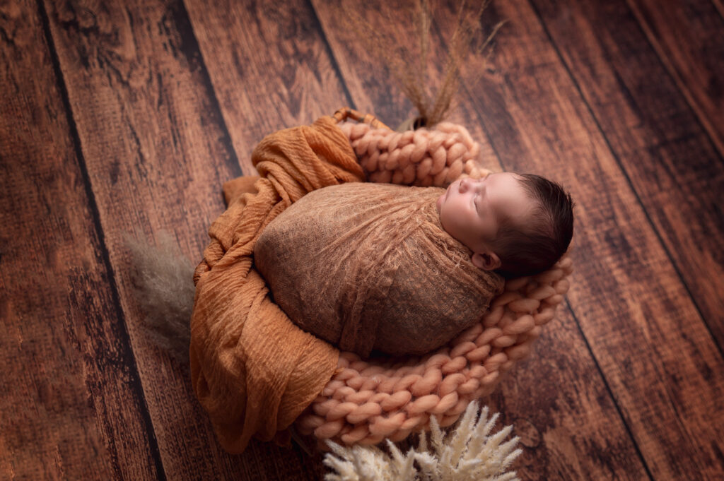 Babyfotos braunes Set auf Holzboden