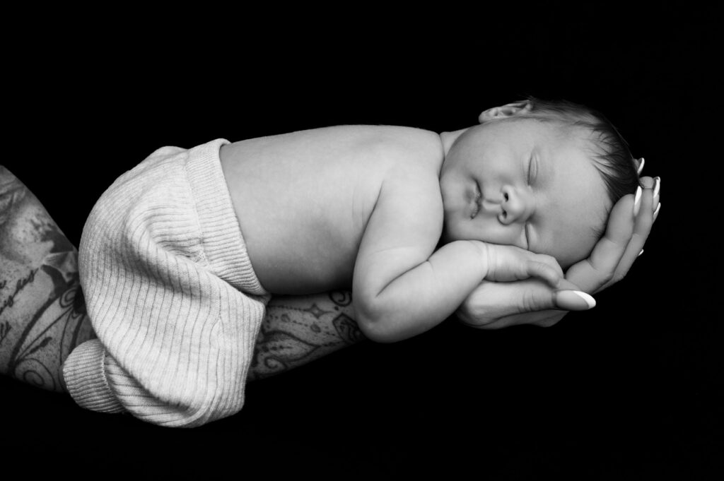 Kate Fell Fotografie - Newborn Fotos mit Händen schwarz-weiß
