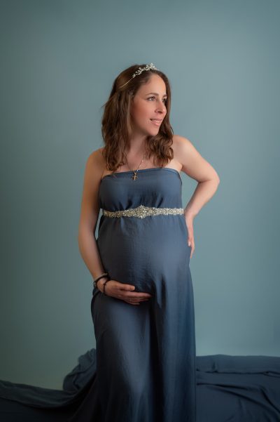 wunderschöne werdende Mama in blauen Kleid